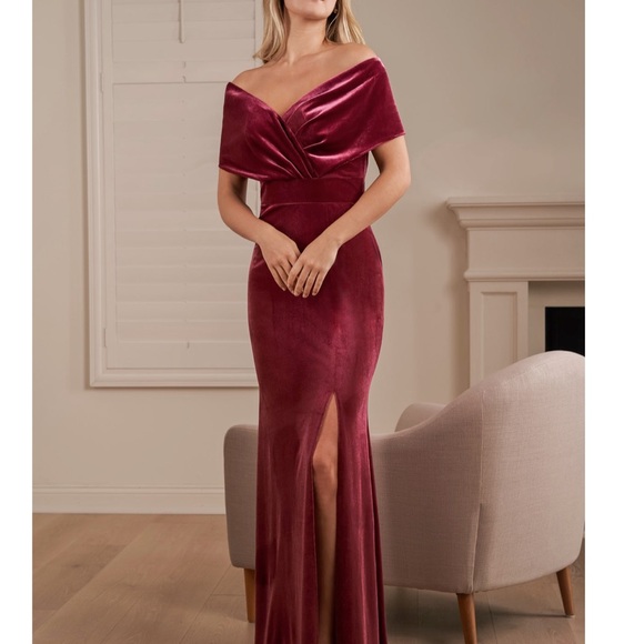 Chic Off-Shoulder Velvet Maxi Dress in Deep Red - Picture 1 of 7